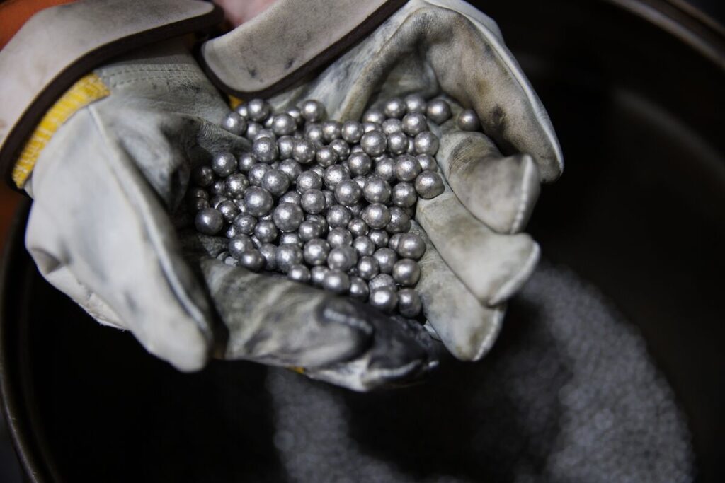 تصویری از نیکل پلیت و نیکل ساچمهای به عنوان مواد اولیه صنایع فولاد و آبکاری Image of nickel plate and nickel shot as raw materials for steel and electroplating industries